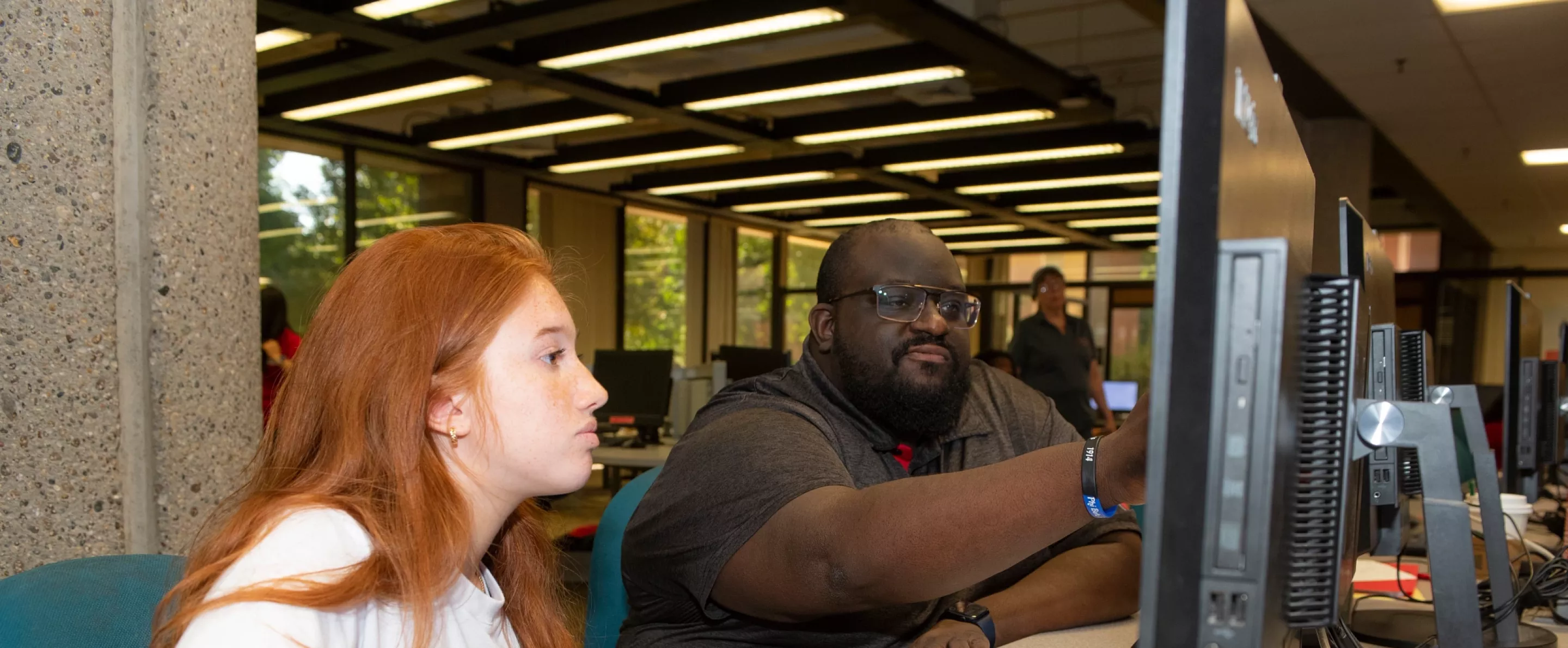 Advising - Krista Behan with advisor Joshua Nelson during Summer 2022 Orientation