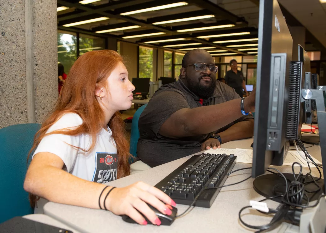 Advising - Krista Behan with advisor Joshua Nelson during Summer 2022 Orientation